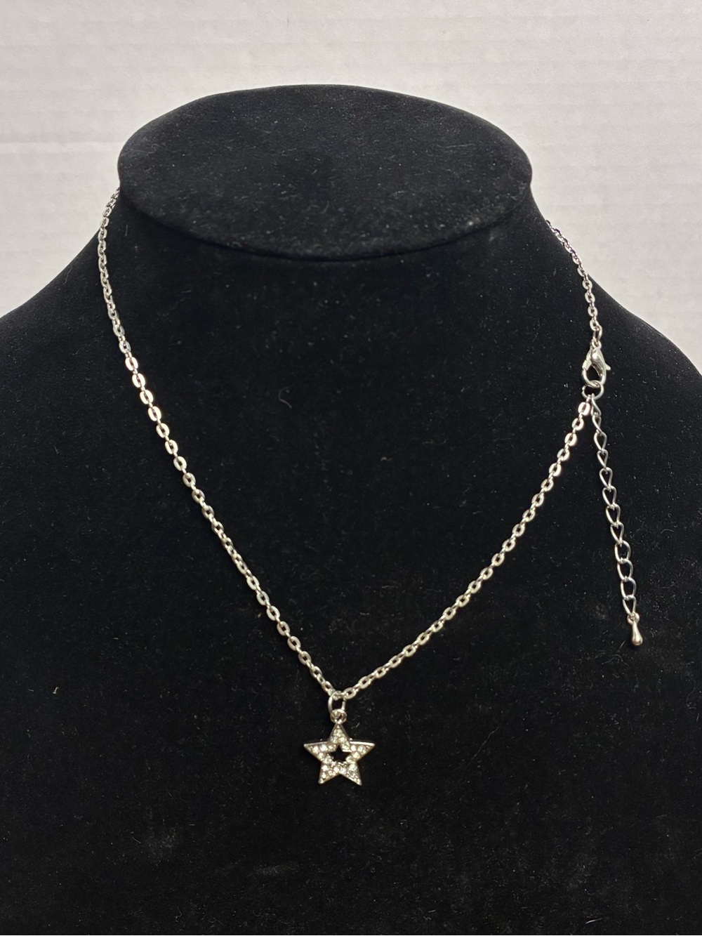 Silver Colored Chain Necklace With Diamond Star Pendant Women's Fashion Jewelry.